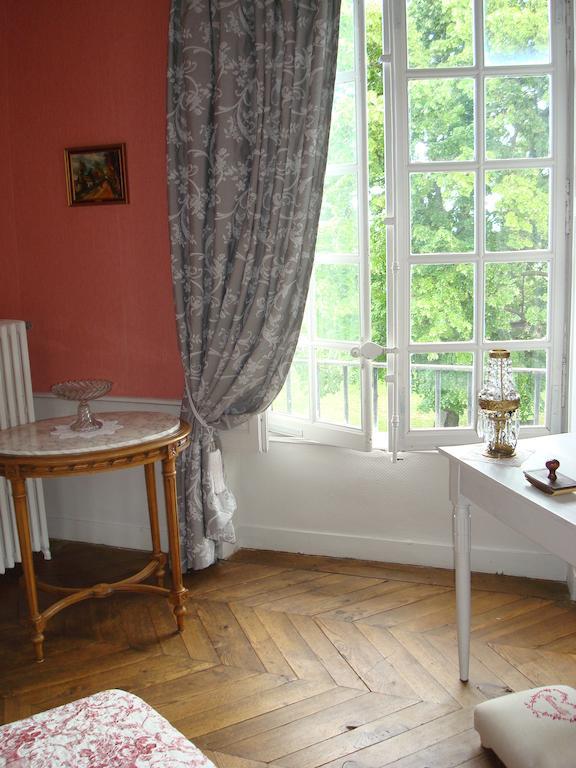 Chateau De Bourrassol Bed & Breakfast Menetrol Luaran gambar