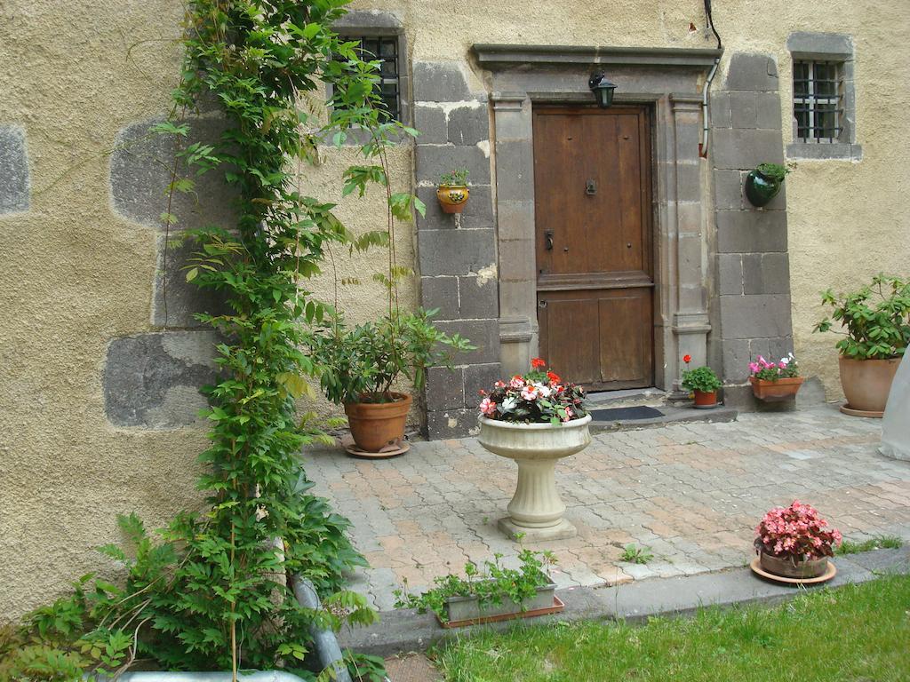Chateau De Bourrassol Bed & Breakfast Menetrol Luaran gambar