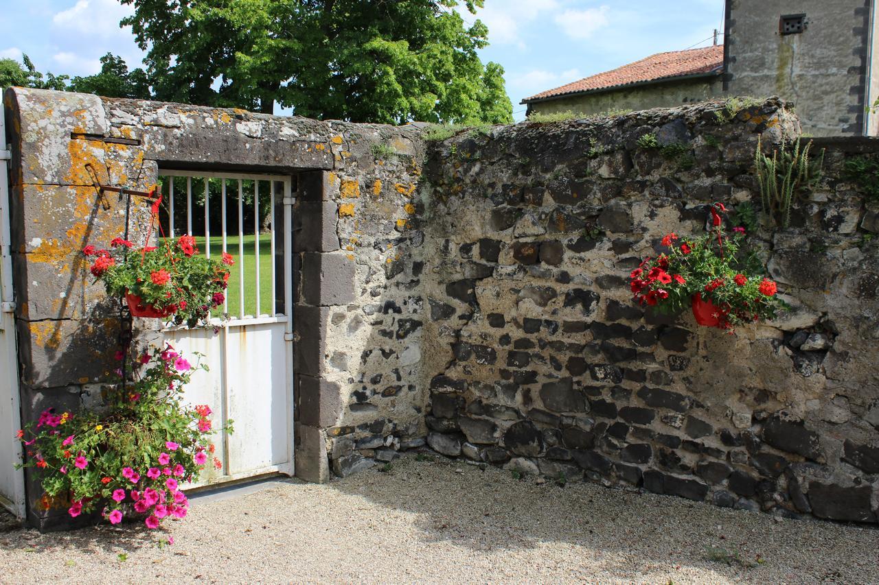 Chateau De Bourrassol Bed & Breakfast Menetrol Luaran gambar